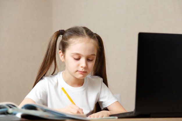 Online-Fernunterricht. Schulmädchen lernt zu Hause