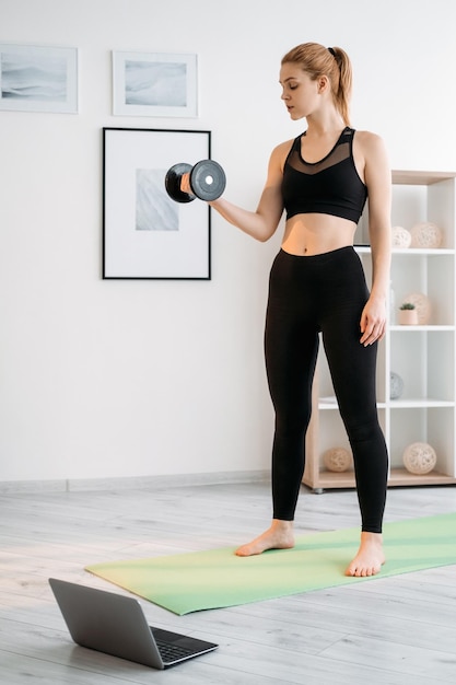 Online-Fitness-Workout zu Hause Frau mit Hantel