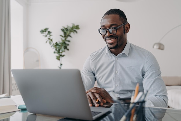 Online freiberuflicher Remote-Job Afroamerikaner spricht vor der Kamera des PCs