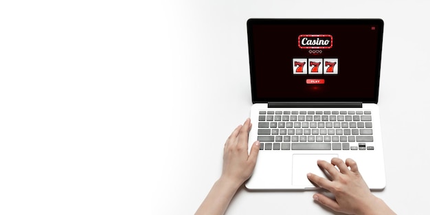 Online-Glücksspiel, Casino-Konzept. Handhaltegerät mit Lotterie, Casino-Cover