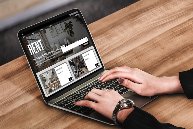 Online-Immobilienverleihsuche bequem auf dem Computer