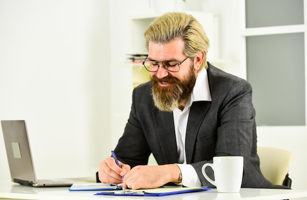 Online-Job Geschäftskommunikation Surfen im Internet Moderne Technologie Vertriebsleiter arbeitet online im Büro Webentwickler Verzweiflung treibt manchmal Innovation an Schöner Mann betreibt Online-Geschäft