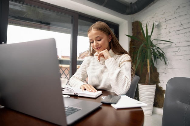 Online-Job Mädchen mit Laptop im Café Business Woman Working at Coffee Shop Portrait