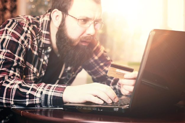 Online-Karte zahlen Hand Sonnenlicht