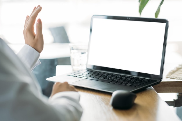 Online-Konferenz der Computermodell-Bürofrau