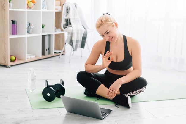 Online-Konferenz für weibliche Fitnesstrainerinnen im Fitnessstudio