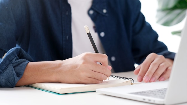 Online-Kurs studieren, Frauenhandschrift auf Notebook beim Lernen von Online-Kursen, Bildung und Technologie, Arbeit von zu Hause aus