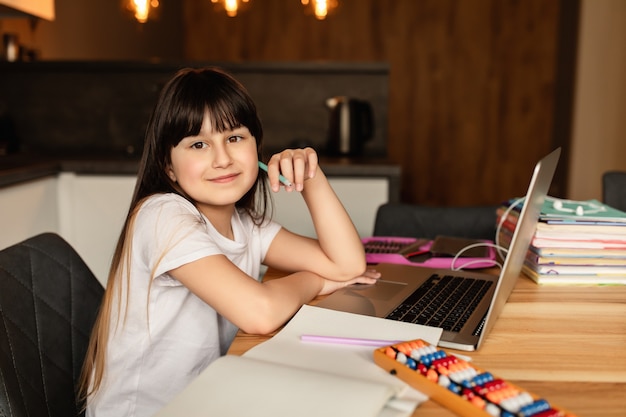 Online-Lernen zu Hause. Glückliches Schulmädchen, Fernunterrichtskonzept