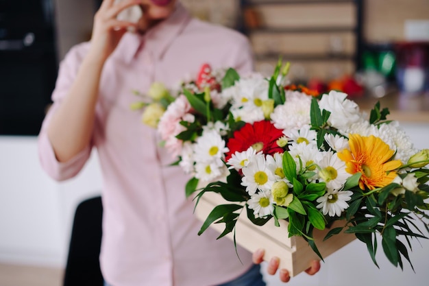 Foto online-lieferung von blumen online-shop für blumen und sträuße das blumengeschäft verkauf von frischen blumenkompositionen