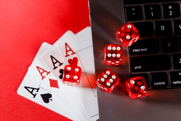 Online Poker Casino Thema Spielkarten und Würfel auf einem roten Hintergrund