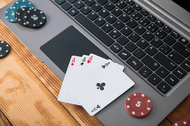 Online-Poker mit Laptop und Chips