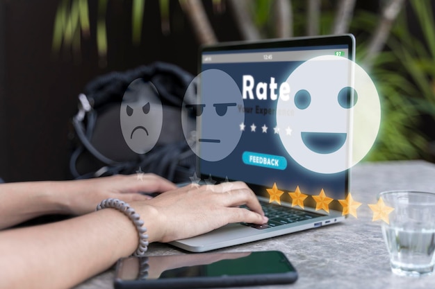 Online-Rezension, die Frauen bewertet, die einen Laptop verwenden, setzt Online-Bewertung mit fünf Sternen