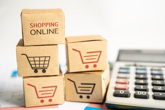 Online-Shopping-Box mit Kreditkarte und Taschenrechner auf Grafik Finance Commerce Import Export Geschäftskonzept