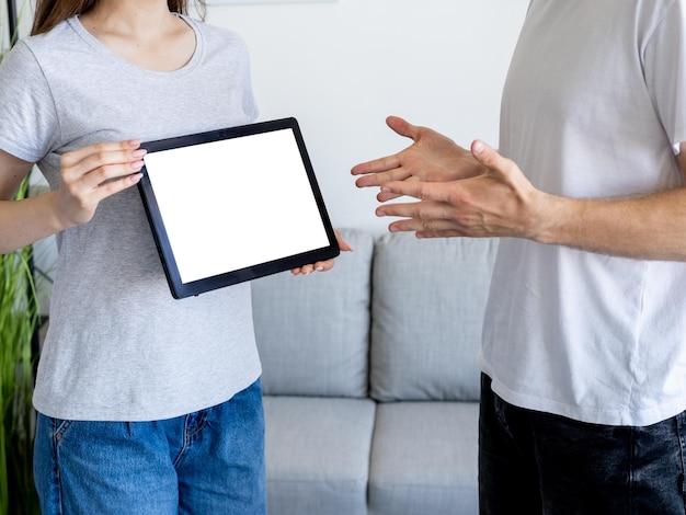 Online-Shopping-Digital-Mockup schockiert Nachrichten nicht erkennbare Frau, die einem streitenden Mann Tablet zeigt