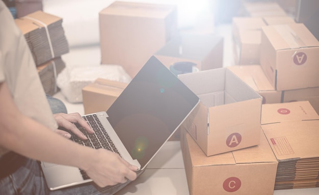 Online-Shopping E-Commerce und Logistik Versand Frachttransport Versiegelungsbox Home business