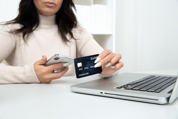 Online-Shopping im Internet Frau mit Kreditkarte, die Dinge einkauft