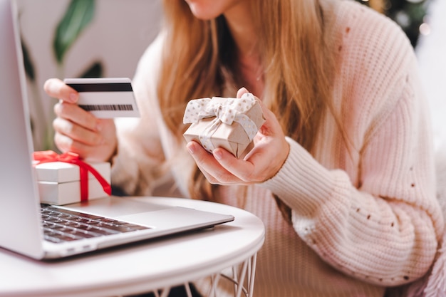 Online-Shopping im Urlaub mit Kreditkarte und Laptop.