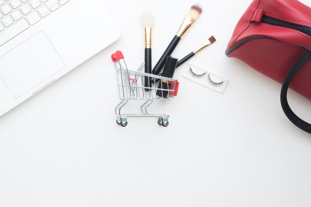 Online-Shopping-Konzept mit Beauty-Artikel im Warenkorb