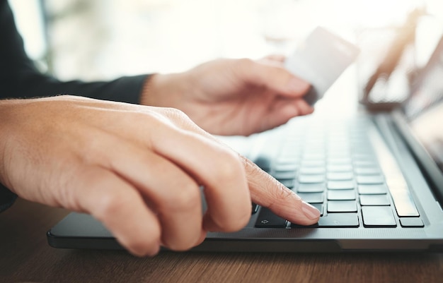 Online-Shopping-Kreditkarte und Hände auf einem Laptop für die Zahlung, E-Commerce und Banking Unternehmensfinanzierung und Mitarbeiter im Internet für den Einzelhandelskauf und die Bestellung aus dem Internet, die auf einem PC tippen