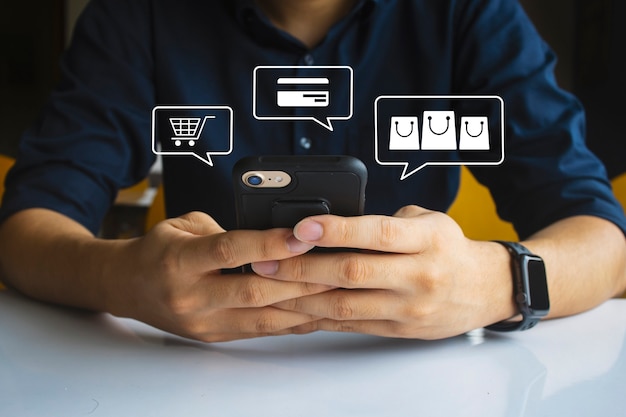 Online-Shopping-Männer Hand mit SMS mit Handy