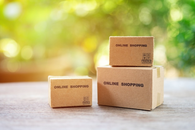 Online-Shopping mit einer Einkaufskiste