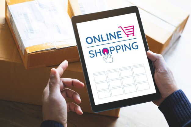 Online-shopping mit mann mit einem smartphone zur zahlung