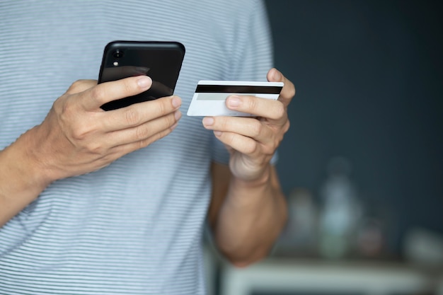 Online-Shopping mit Smartphone und Kreditkarte