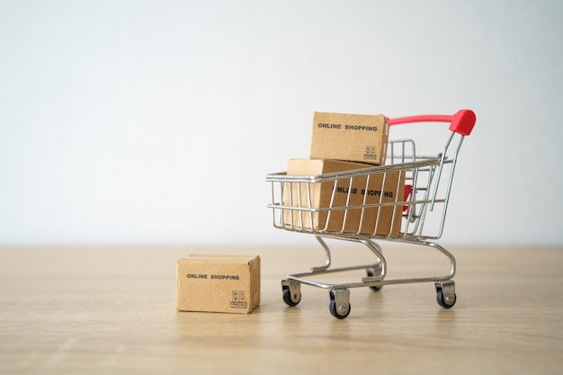 Online-Shopping mit Warenkorb und Einkaufstaschen-Lieferservice