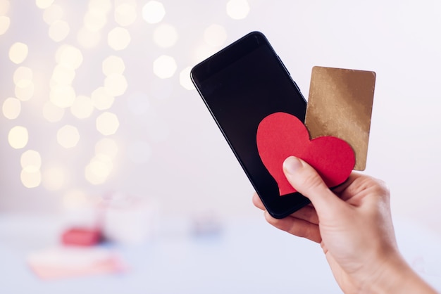 Online-Shopping zum Valentinstag, Suche auf dem Smartphone