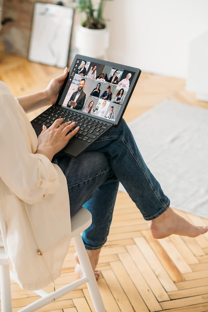 Online-Teamarbeit Video-Chat Firmentelefonkonferenz Geschäftskollegen diskutieren Projekte auf dem Laptop-Bildschirm im digitalen Büro zu Hause
