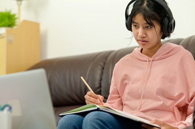 Online-Unterricht haben. Asiatische Kinder lernen selbst mit E-Learning zu Hause. Online-Bildung und Selbststudium und Homeschooling-Konzept.