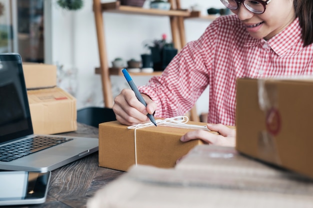 Online Verkäufer Besitzer.Online Einkaufen.