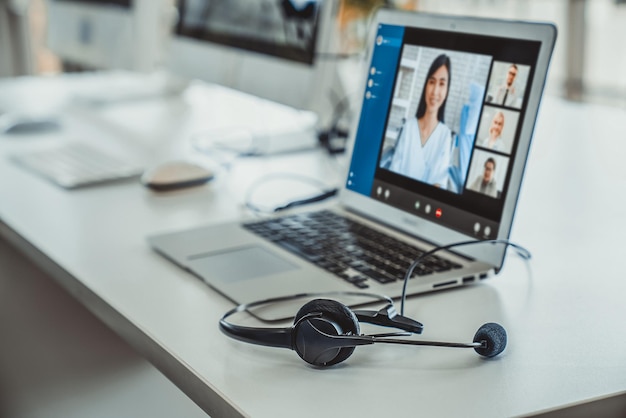 Online-Videoanruf des Telemedizindienstes für den Arzt, um aktiv mit dem Patienten zu chatten