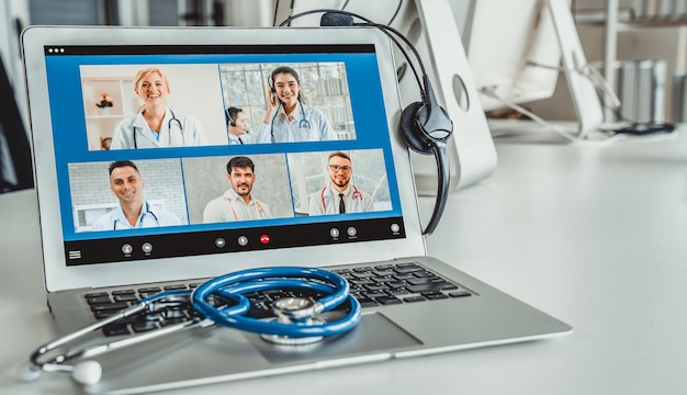 Online-Videoanruf des Telemedizindienstes für den Arzt, um aktiv mit dem Patienten zu chatten