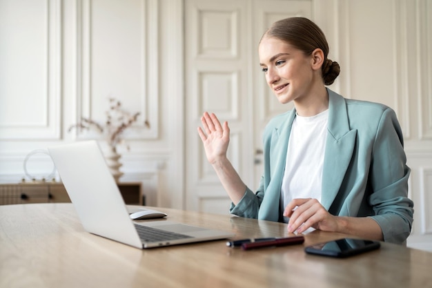 Online-Videokonferenz einer Freiberuflerin, die in einem Büro arbeitet