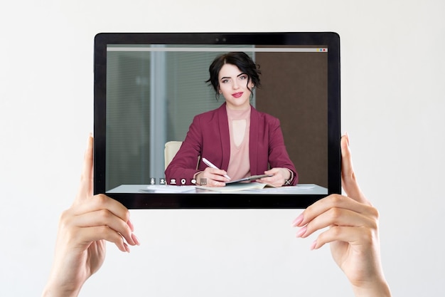 Foto online-webinar-video-chat-business-coach auf dem tablet