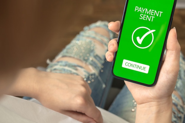 Online-Zahlungskonzept, Zahlung gesendeter Bildschirm, Frau, die Smartphone verklagt und Online-Banking-Anwendung verwendet, E-Commerce-Konzeptfoto