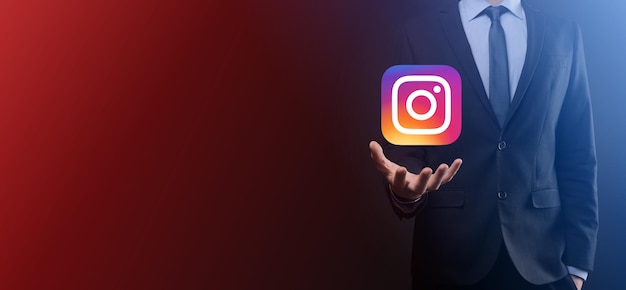 Foto onok, ucrânia - julho de 14,2021: empresário mantém, clica, ícone do instagram em suas mãos. rede social network.global e rede de conexão de dados do cliente.