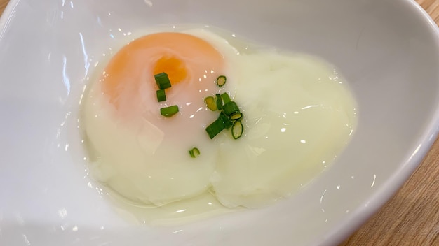 Onsen-Eier - weich gekochte Eier in einer kleinen weißen Schüssel