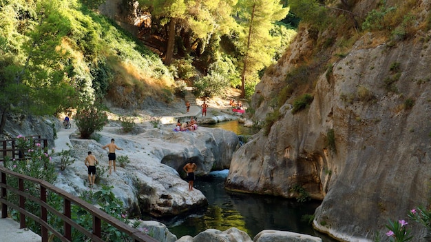 Ontinyent, Espanha Bela paisagem única, rio de montanha, baía entre as rochas, piscina natural, SPA