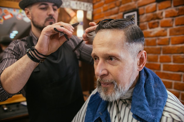 Opa holt sich im Friseursalon einen Friseur