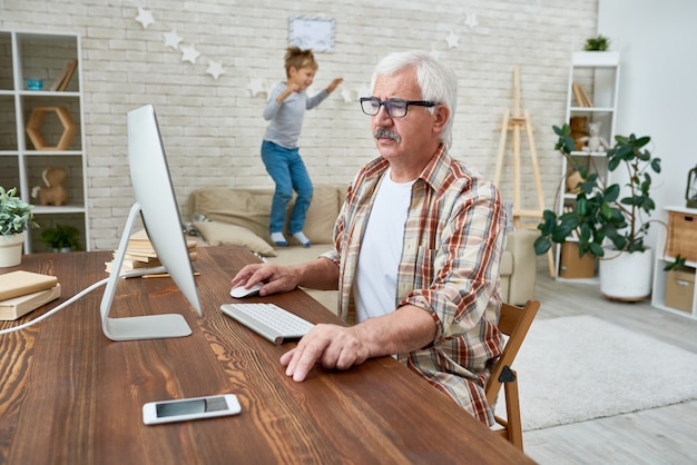 Opa lernen, Computer zu benutzen