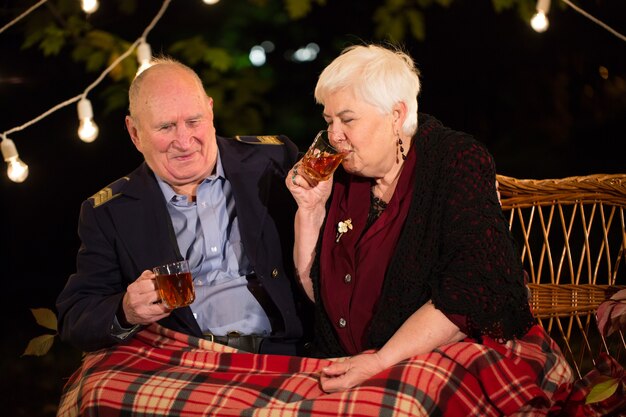 Opa und Oma trinken Tee im Park.