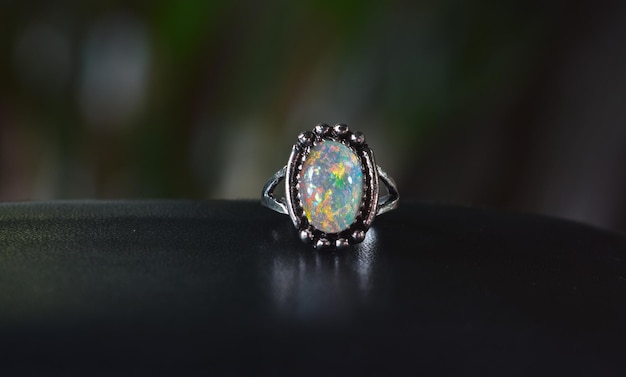 Opala É uma gema que tem lindas cores Rara e cara