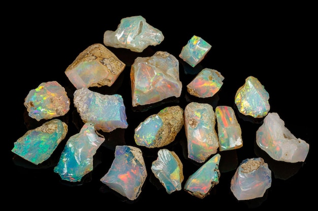 Opalas raras e bonitas da pedra mineral macro em um fundo preto