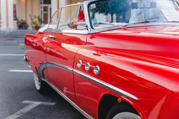 Foto opatija, croacia - 4 de junio de 2019: viejo coche retro americano. buick