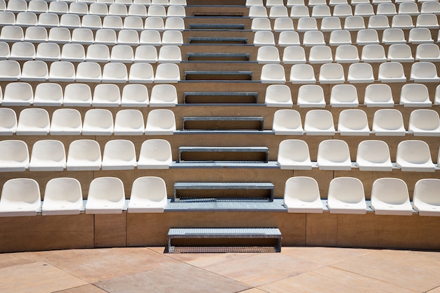 Open-Air-Theater mit natürlichem Tageslicht; Sitzreihen aus Kunststoff