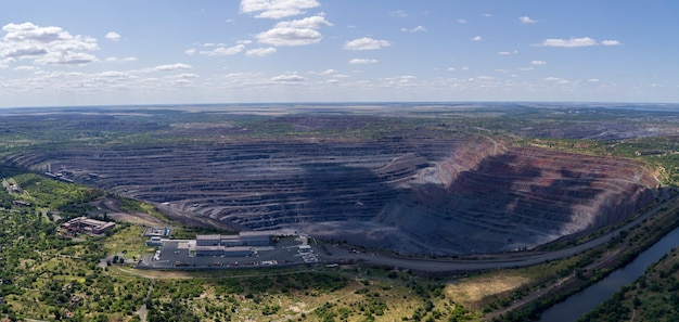 Open Pit Eisenerz-Steinbruch Panorama Industrielandschaft Luftpanoramablick.