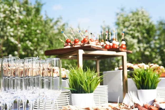 Openair-Buffet-Tischgläser und kalte Snacks vor Urlaubsbeginn