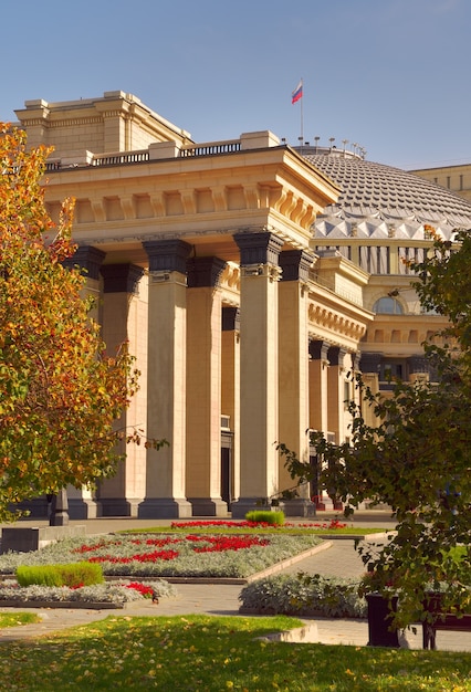 Opera and Ballet Theatre O maior edifício de teatro da Rússia na praça do outono